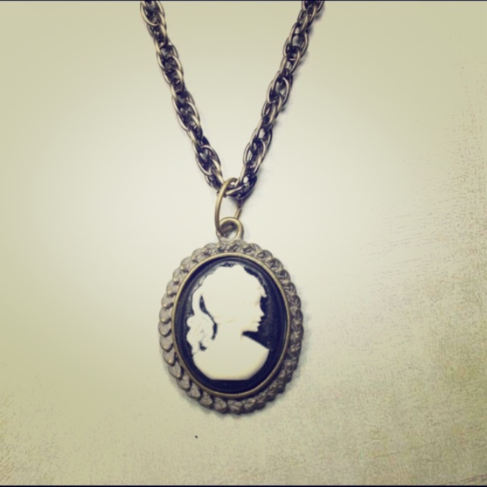 🖤🎀Antique Brass Cameo Necklace🎀🖤